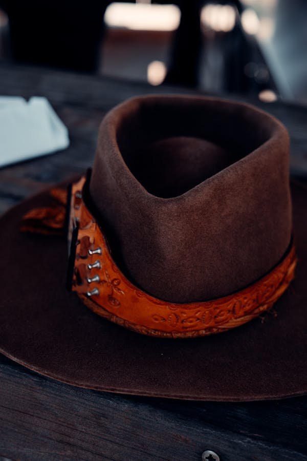 Les chapeaux cowboy : un style authentique à portée de main !